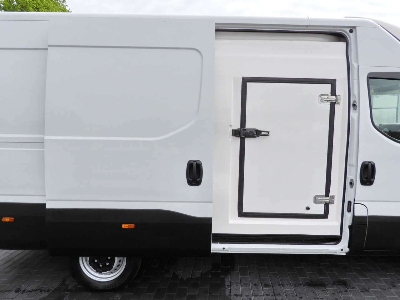 Utilitaire frigorifique IVECO DAILY 35S14 REFRIGERATOR VAN -10*C POWER SUPPLY 230V CRUISE CONTROL AUTOMATIC TRANSMISSION HI-MATIC AIR CONDITIONING  140HP: photos 24