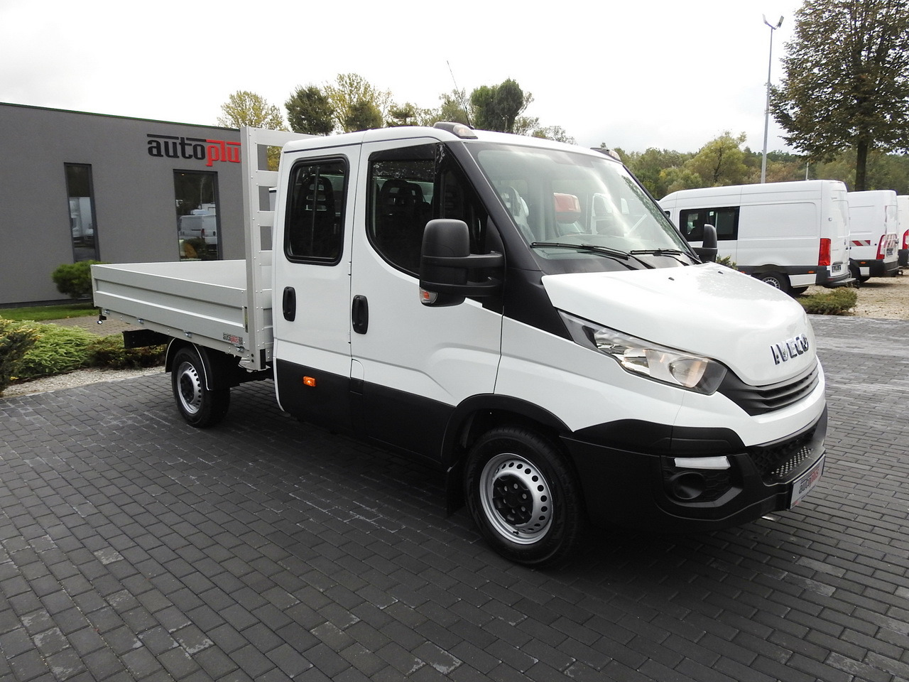 IVECO DAILY 35S15 STAKE BODY DOUBLE CABIN DOKA 7 SEATS AIR CONDITIONING 150HP - Utilitaire plateau: photos 4 IVECO DAILY 35S15 STAKE BODY DOUBLE CABIN DOKA 7 SEATS AIR CONDITIONING 150HP - Utilitaire plateau: photos 4