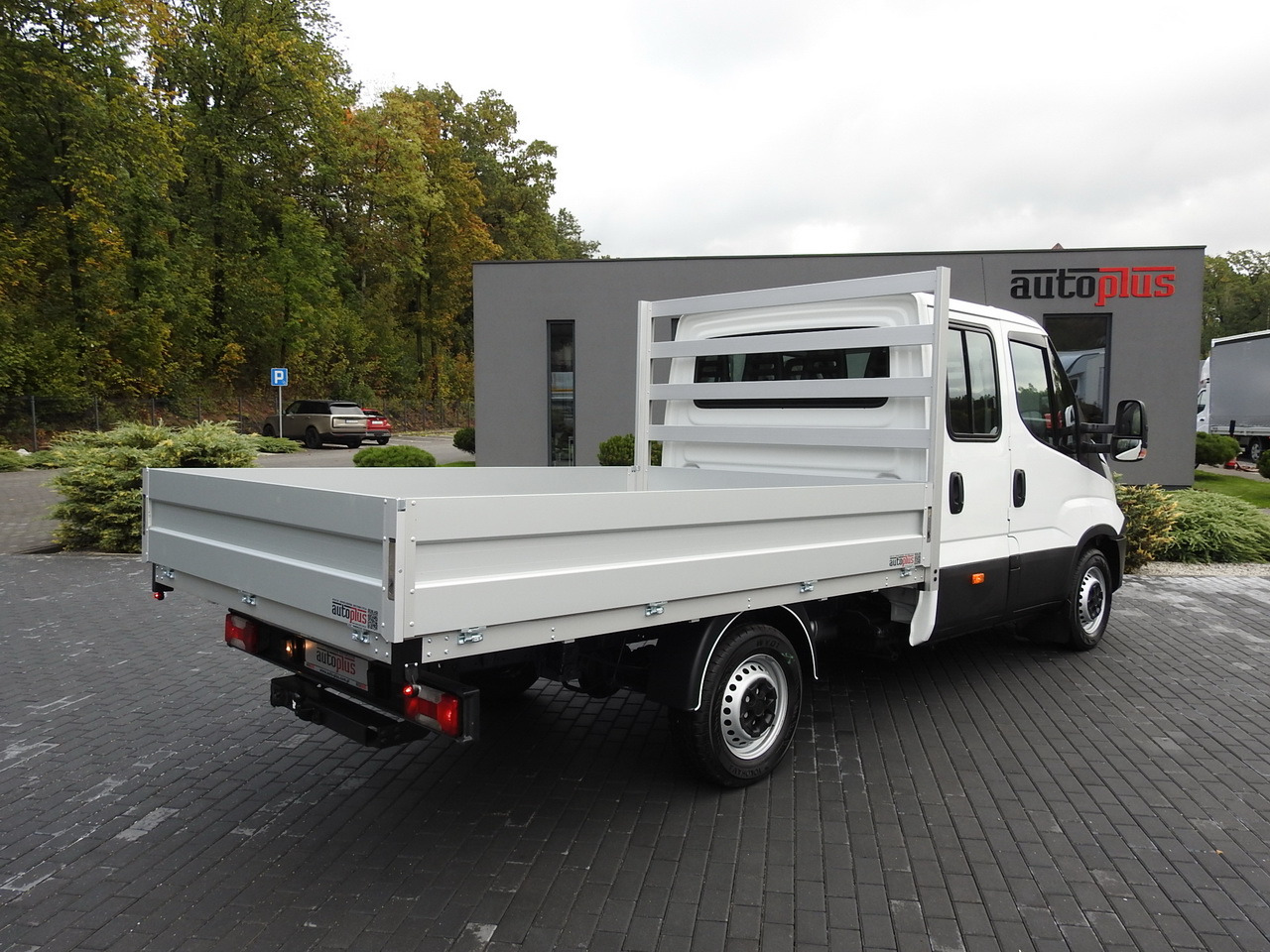 IVECO DAILY 35S15 STAKE BODY DOUBLE CABIN DOKA 7 SEATS AIR CONDITIONING 150HP - Utilitaire plateau: photos 3 IVECO DAILY 35S15 STAKE BODY DOUBLE CABIN DOKA 7 SEATS AIR CONDITIONING 150HP - Utilitaire plateau: photos 3
