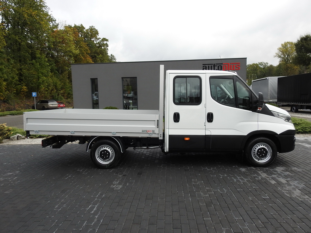 IVECO DAILY 35S15 STAKE BODY DOUBLE CABIN DOKA 7 SEATS AIR CONDITIONING  150HP — crédit-bail IVECO DAILY 35S15 STAKE BODY DOUBLE CABIN DOKA 7 SEATS AIR CONDITIONING  150HP: photos 7