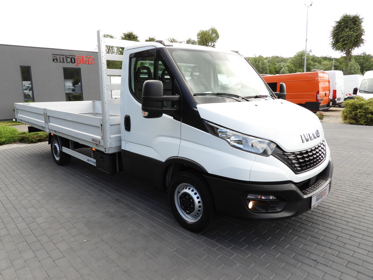 IVECO DAILY 35S16 STAKE BODY 10 PALLETS CRUISE CONTROL AIR CONDITIONING 160HP - Utilitaire plateau: photos 4 IVECO DAILY 35S16 STAKE BODY 10 PALLETS CRUISE CONTROL AIR CONDITIONING 160HP - Utilitaire plateau: photos 4