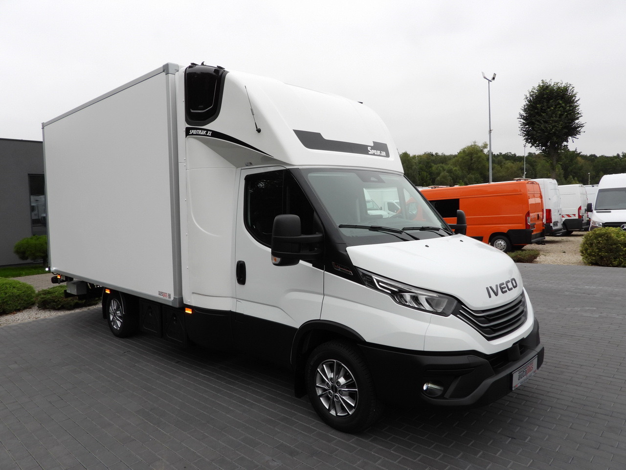 IVECO DAILY 35S18 BOX HI-MATIC LIFT 8 PALLETS CRUISE CONTROL NAVIGATION LED LIGHTS PNEUMATICS AUTOMATIC TRANSMISSION HI-MATIC AIR CONDITIONING 180HP - Fourgon grand volume: photos 4 IVECO DAILY 35S18 BOX HI-MATIC LIFT 8 PALLETS CRUISE CONTROL NAVIGATION LED LIGHTS PNEUMATICS AUTOMATIC TRANSMISSION HI-MATIC AIR CONDITIONING 180HP - Fourgon grand volume: photos 4