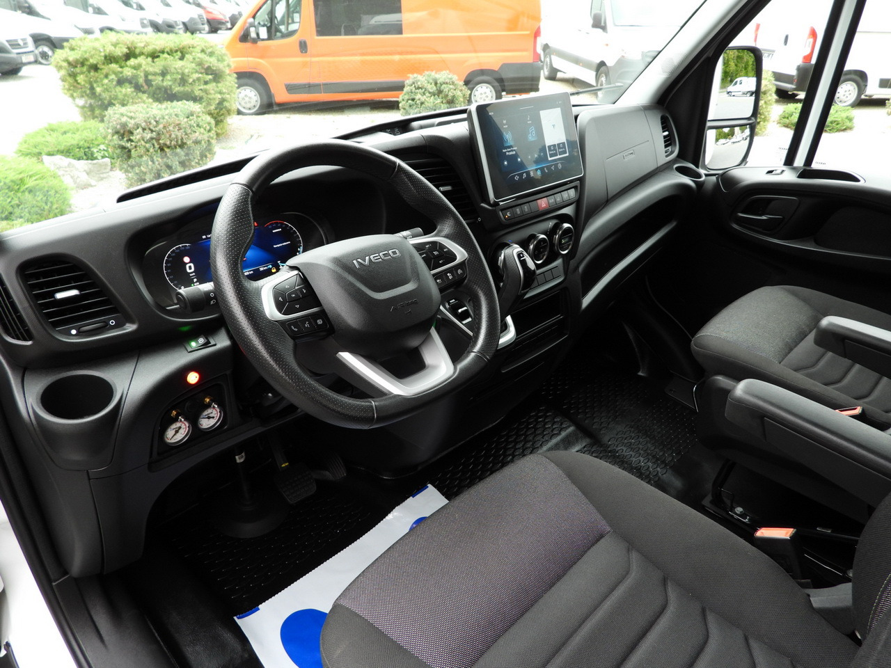 IVECO DAILY 35S18 BOX HI-MATIC LIFT 8 PALLETS CRUISE CONTROL NAVIGATION LED LIGHTS PNEUMATICS AUTOMATIC TRANSMISSION HI-MATIC AIR CONDITIONING 180HP - Fourgon grand volume: photos 2 IVECO DAILY 35S18 BOX HI-MATIC LIFT 8 PALLETS CRUISE CONTROL NAVIGATION LED LIGHTS PNEUMATICS AUTOMATIC TRANSMISSION HI-MATIC AIR CONDITIONING 180HP - Fourgon grand volume: photos 2