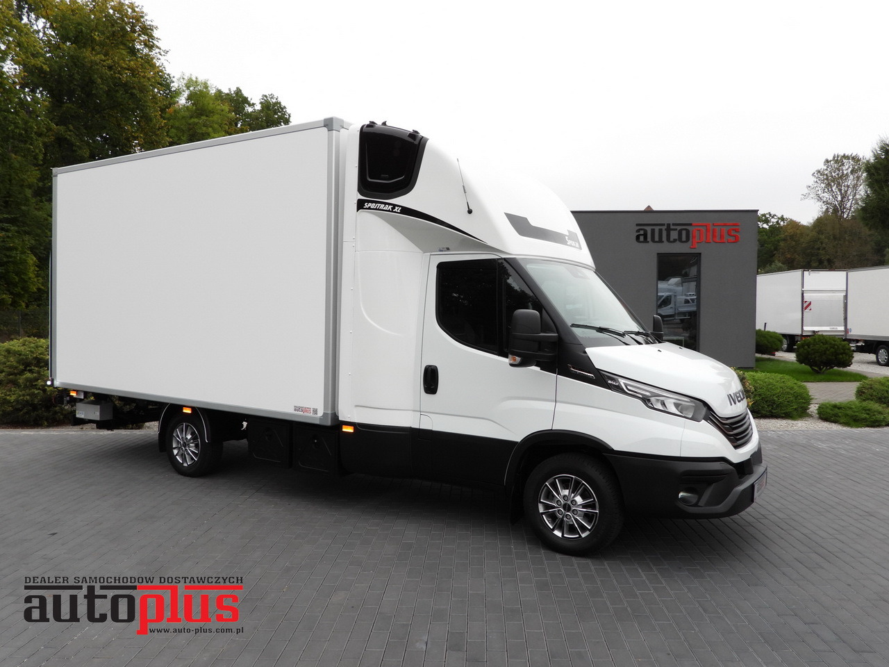 IVECO DAILY 35S18 BOX HI-MATIC LIFT 8 PALLETS CRUISE CONTROL NAVIGATION LED LIGHTS PNEUMATICS AUTOMATIC TRANSMISSION HI-MATIC AIR CONDITIONING 180HP - Fourgon grand volume: photos 1 IVECO DAILY 35S18 BOX HI-MATIC LIFT 8 PALLETS CRUISE CONTROL NAVIGATION LED LIGHTS PNEUMATICS AUTOMATIC TRANSMISSION HI-MATIC AIR CONDITIONING 180HP - Fourgon grand volume: photos 1