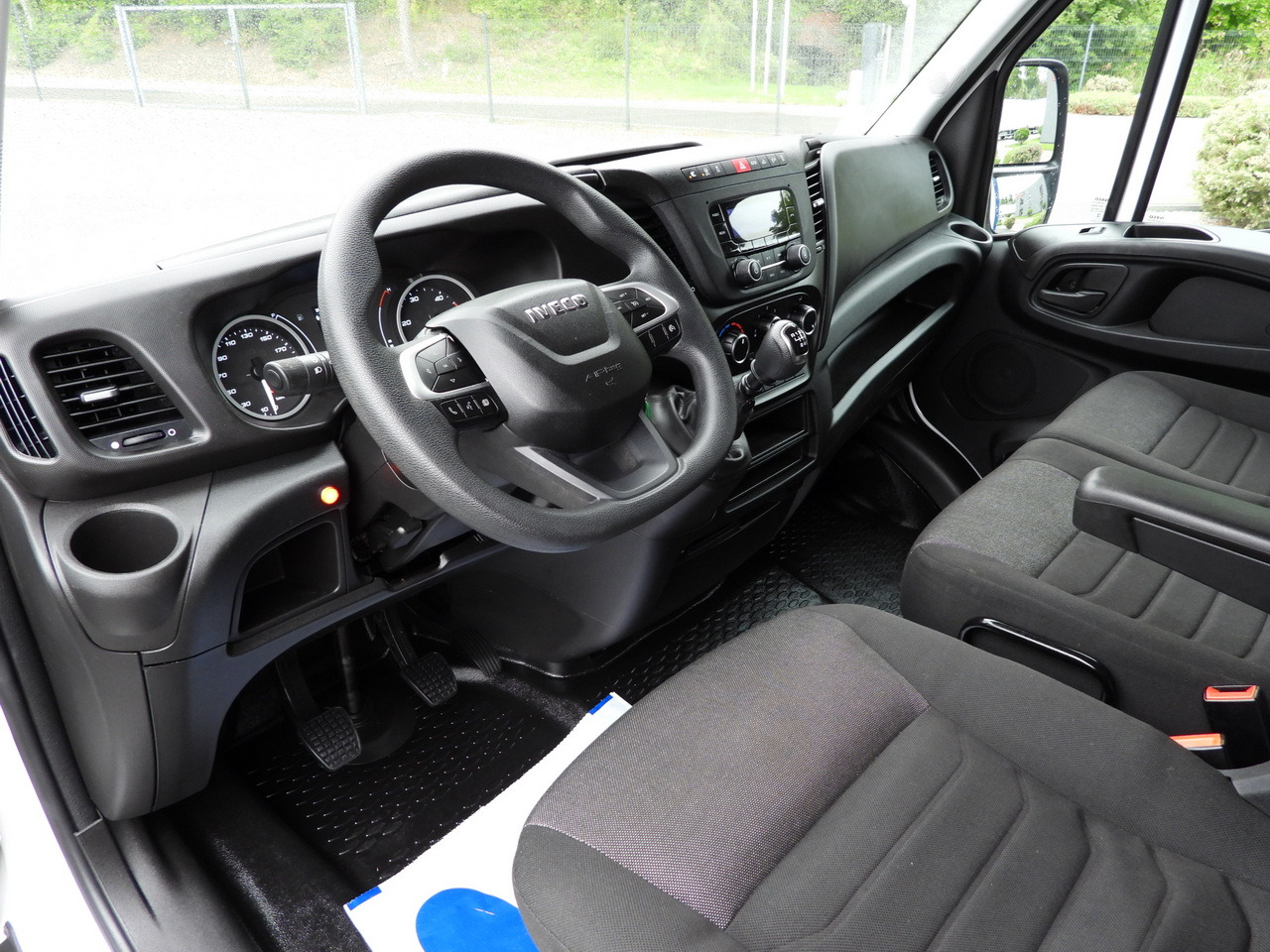 IVECO DAILY 35S18 TARPAULIN LIFT 8 PALLETS WEBASTO CRUISE CONTROL LED LIGHTS AIR CONDITIONING  180HP - Utilitaire rideaux coulissants (PLSC): photos 2 IVECO DAILY 35S18 TARPAULIN LIFT 8 PALLETS WEBASTO CRUISE CONTROL LED LIGHTS AIR CONDITIONING  180HP - Utilitaire rideaux coulissants (PLSC): photos 2