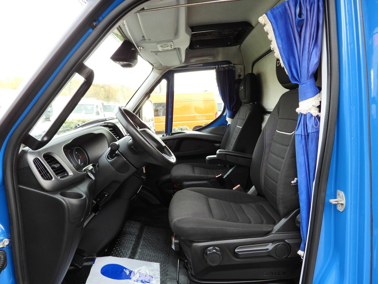 Utilitaire rideaux coulissants (PLSC) IVECO DAILY 35S21 TARPAULIN 10 PALLETS WEBASTO CRUISE CONTROL NAVIGATION LED LIGHTS AUTOMATIC TRANSMISSION HI-MATIC AIR CONDITIONING 210HP: photos 30 Utilitaire rideaux coulissants (PLSC) IVECO DAILY 35S21 TARPAULIN 10 PALLETS WEBASTO CRUISE CONTROL NAVIGATION LED LIGHTS AUTOMATIC TRANSMISSION HI-MATIC AIR CONDITIONING 210HP: photos 30