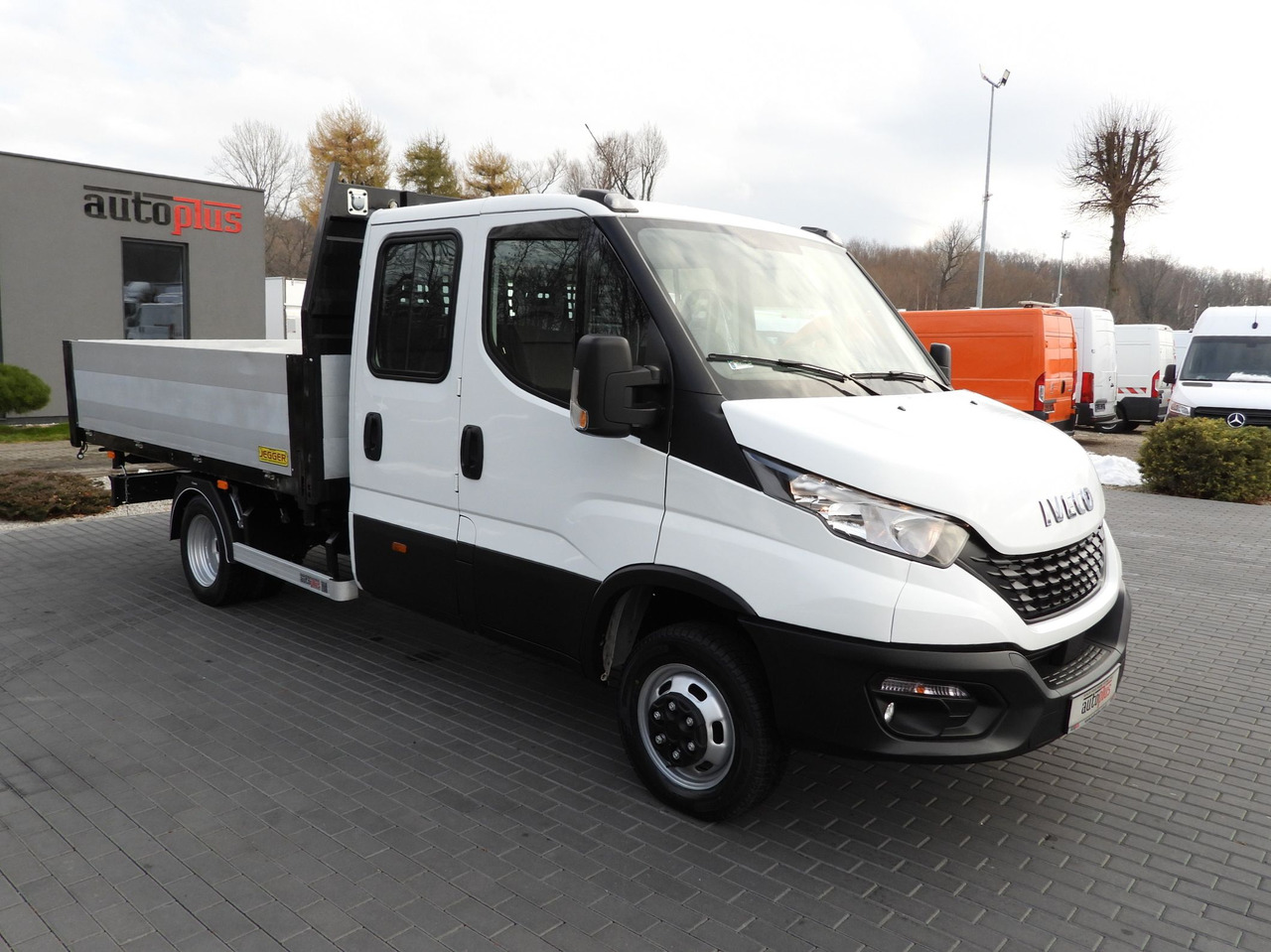 IVECO DAILY 50C16 THREE-WAY TIPPER DOUBLE CABIN DOKA 6 SEATS CRUISE CONTROL PNEUMATICS TWIN WHEELS AIR CONDITIONING 160HP - Utilitaire benne: photos 4 IVECO DAILY 50C16 THREE-WAY TIPPER DOUBLE CABIN DOKA 6 SEATS CRUISE CONTROL PNEUMATICS TWIN WHEELS AIR CONDITIONING 160HP - Utilitaire benne: photos 4