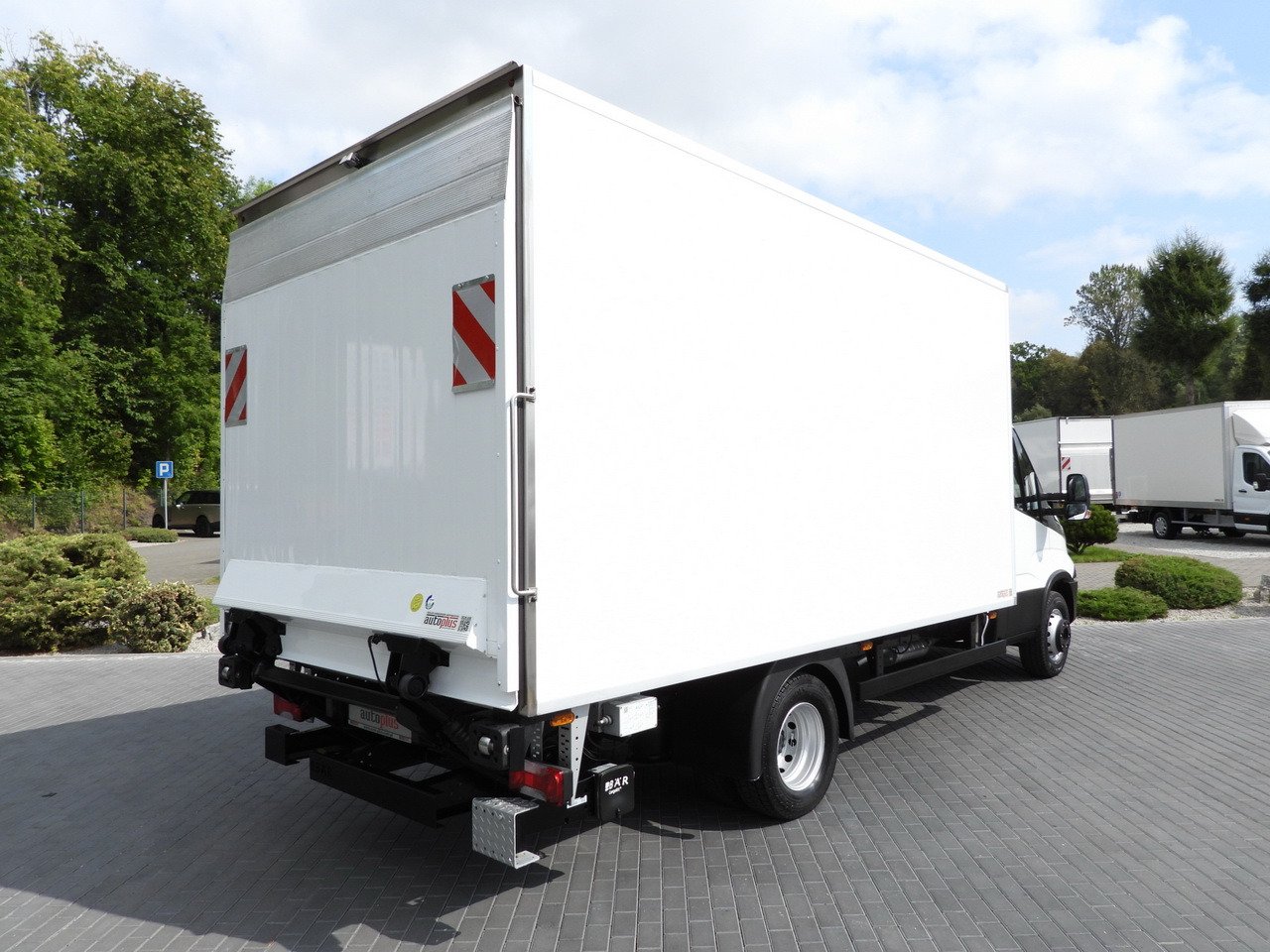 IVECO DAILY 70C17 REFRIGERATOR 1*C LIFT 10 PALLETS POWER SUPPLY 230V CRUISE CONTROL AIR CONDITIONING PNEUMATICS AUTOMATIC TRANSMISSION HI-MATIC TWIN WHEELS  170HP - Camion frigorifique: photos 3 IVECO DAILY 70C17 REFRIGERATOR 1*C LIFT 10 PALLETS POWER SUPPLY 230V CRUISE CONTROL AIR CONDITIONING PNEUMATICS AUTOMATIC TRANSMISSION HI-MATIC TWIN WHEELS  170HP - Camion frigorifique: photos 3
