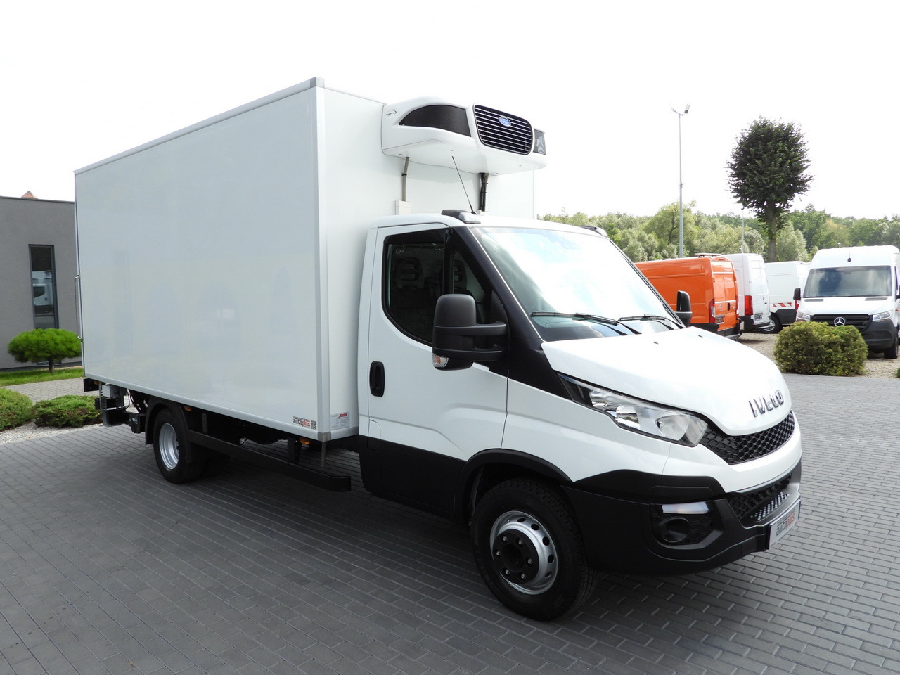 IVECO DAILY 70C17 REFRIGERATOR 1*C LIFT 10 PALLETS POWER SUPPLY 230V CRUISE CONTROL AIR CONDITIONING PNEUMATICS AUTOMATIC TRANSMISSION HI-MATIC TWIN WHEELS  170HP - Camion frigorifique: photos 4 IVECO DAILY 70C17 REFRIGERATOR 1*C LIFT 10 PALLETS POWER SUPPLY 230V CRUISE CONTROL AIR CONDITIONING PNEUMATICS AUTOMATIC TRANSMISSION HI-MATIC TWIN WHEELS  170HP - Camion frigorifique: photos 4