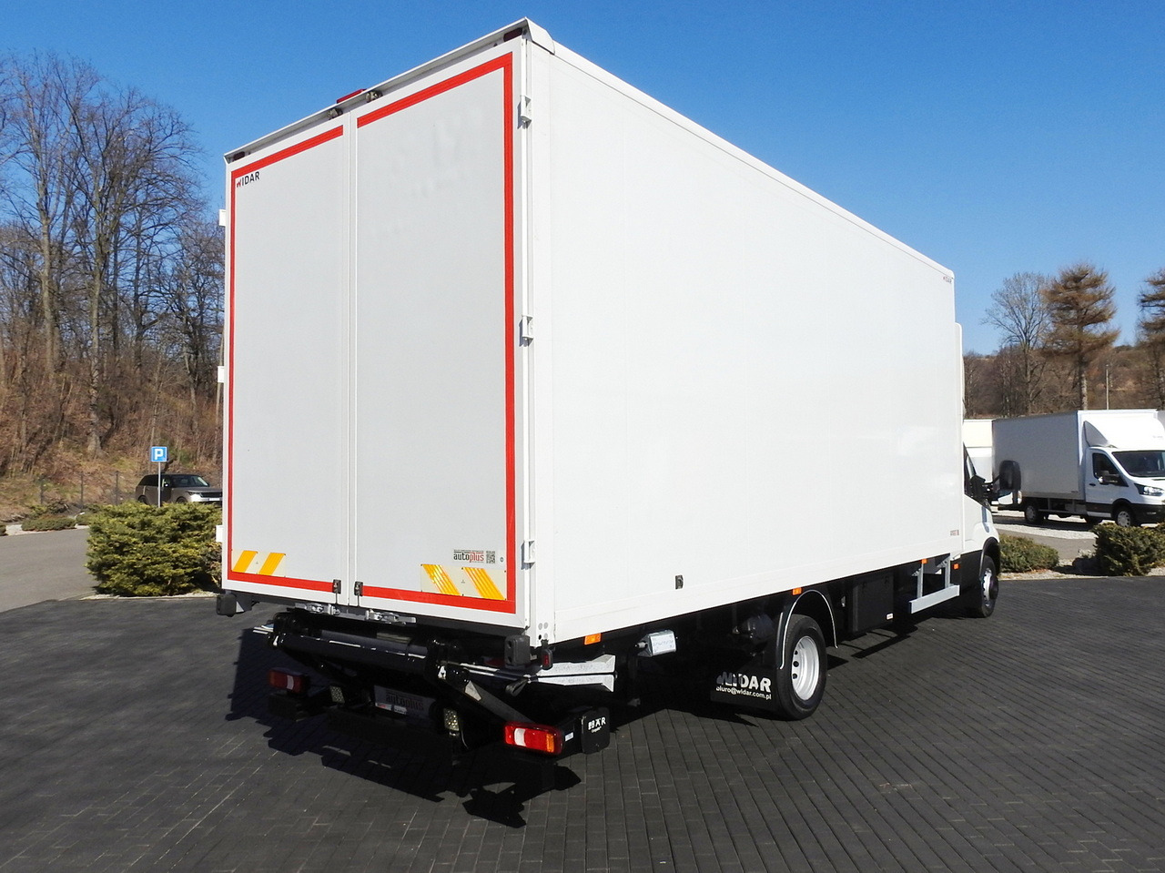 IVECO DAILY 70C18 BOX LIFT 14 PALLETS WEBASTO CRUISE CONTROL NAVIGATION LED LIGHTS TWIN WHEELS AIR CONDITIONING 180HP - Fourgon grand volume: photos 3 IVECO DAILY 70C18 BOX LIFT 14 PALLETS WEBASTO CRUISE CONTROL NAVIGATION LED LIGHTS TWIN WHEELS AIR CONDITIONING 180HP - Fourgon grand volume: photos 3