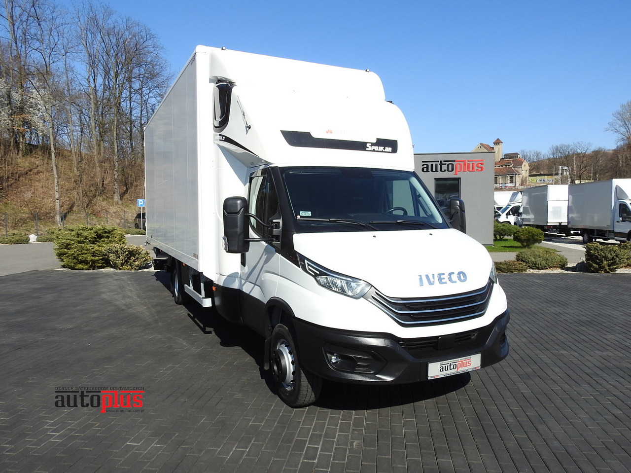 IVECO DAILY 70C18 BOX LIFT 14 PALLETS WEBASTO CRUISE CONTROL NAVIGATION LED LIGHTS TWIN WHEELS AIR CONDITIONING 180HP - Fourgon grand volume: photos 1 IVECO DAILY 70C18 BOX LIFT 14 PALLETS WEBASTO CRUISE CONTROL NAVIGATION LED LIGHTS TWIN WHEELS AIR CONDITIONING 180HP - Fourgon grand volume: photos 1