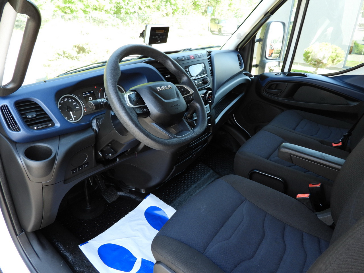 IVECO DAILY 72C18 LIFT 14 PALLETS CRUISE CONTROL PNEUMATICS AUTOMATIC TRANSMISSION HI-MATIC TWIN WHEELS AIR CONDITIONING 180HP - Fourgon grand volume: photos 2 IVECO DAILY 72C18 LIFT 14 PALLETS CRUISE CONTROL PNEUMATICS AUTOMATIC TRANSMISSION HI-MATIC TWIN WHEELS AIR CONDITIONING 180HP - Fourgon grand volume: photos 2