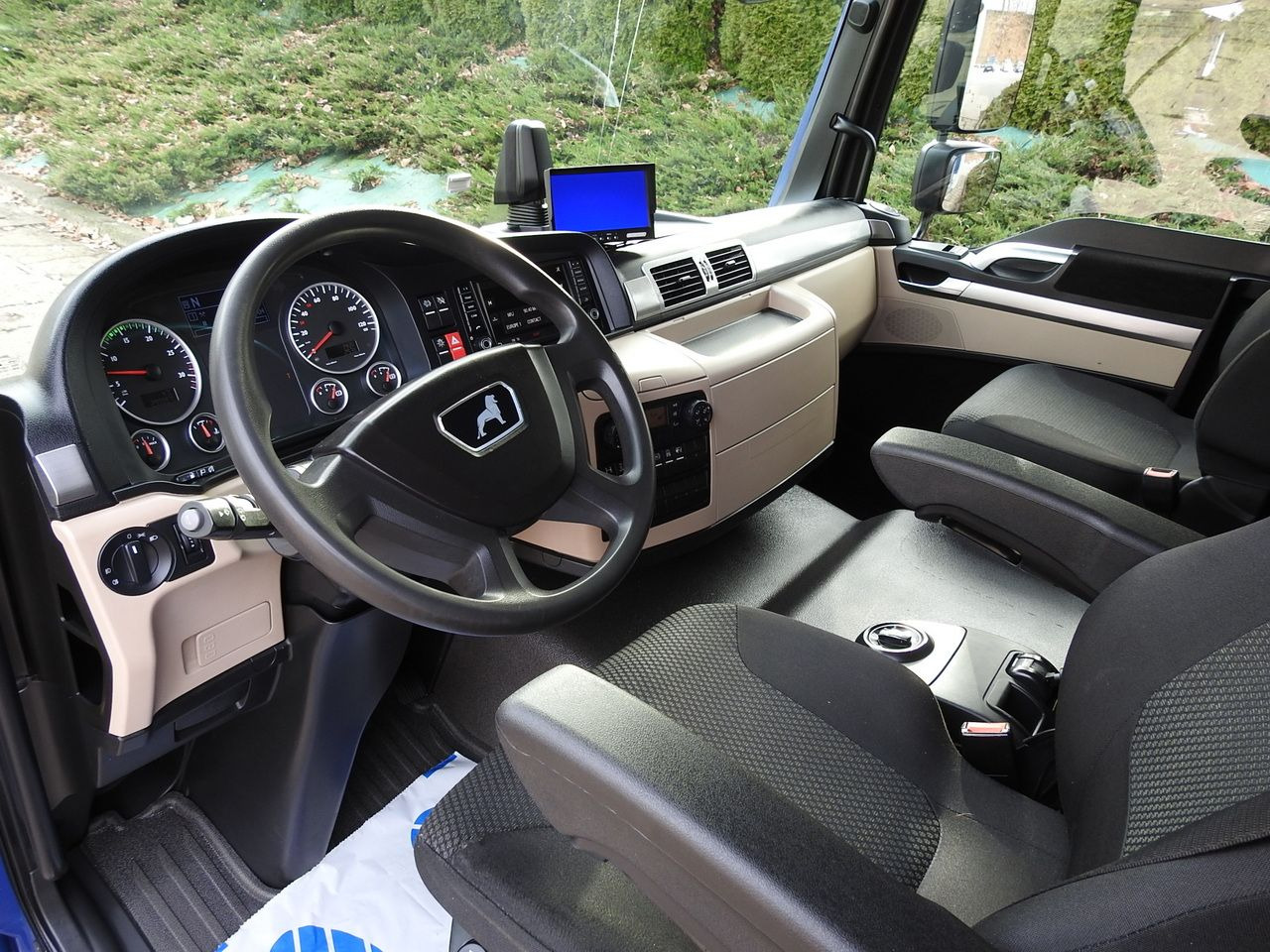 MAN TGL 12.220 BOX LIFT 18 PALLETS CRUISE CONTROLAIR CONDITIONING PNEUMATICS AUTOMATIC TWIN WHEELS 220HP - Camion fourgon: photos 2 MAN TGL 12.220 BOX LIFT 18 PALLETS CRUISE CONTROLAIR CONDITIONING PNEUMATICS AUTOMATIC TWIN WHEELS 220HP - Camion fourgon: photos 2