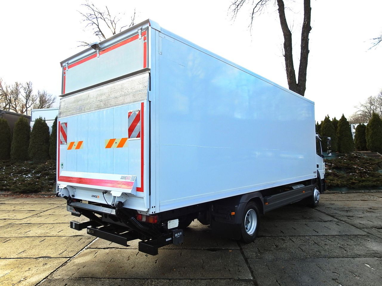 MERCEDES ATEGO 12.24 BOX LIFT 18 PALLETS CRUISE CONTROL AUTOMATIC TRANSMISSION TWIN WHEELS AIR CONDITIONING 240HP - Fourgon grand volume: photos 3 MERCEDES ATEGO 12.24 BOX LIFT 18 PALLETS CRUISE CONTROL AUTOMATIC TRANSMISSION TWIN WHEELS AIR CONDITIONING 240HP - Fourgon grand volume: photos 3