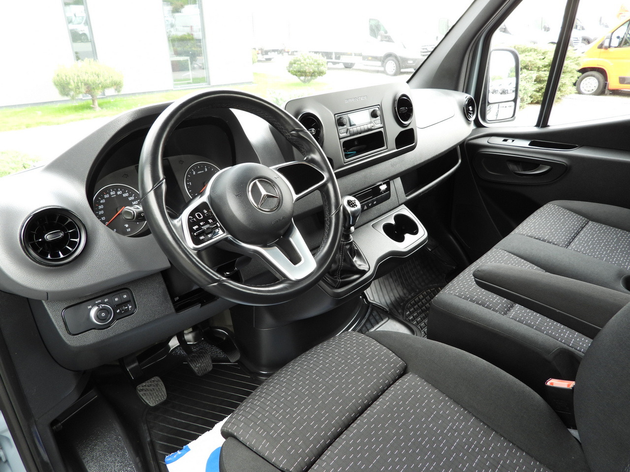 MERCEDES SPRINTER 315 STAKE BODY 8 PALLETS CRUISE CONTROL AIR CONDITIONING  150HP - Utilitaire plateau: photos 2 MERCEDES SPRINTER 315 STAKE BODY 8 PALLETS CRUISE CONTROL AIR CONDITIONING  150HP - Utilitaire plateau: photos 2