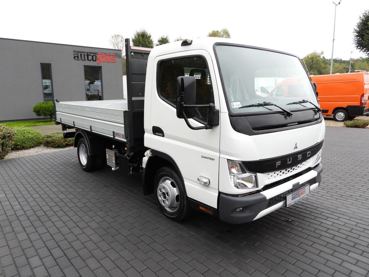 MITSUBISHI CANTER FUSO 3C15 THREE-WAY TIPPER 3 SEATS LED LIGHTS TWIN WHEELS 150HP - Utilitaire benne: photos 4 MITSUBISHI CANTER FUSO 3C15 THREE-WAY TIPPER 3 SEATS LED LIGHTS TWIN WHEELS 150HP - Utilitaire benne: photos 4