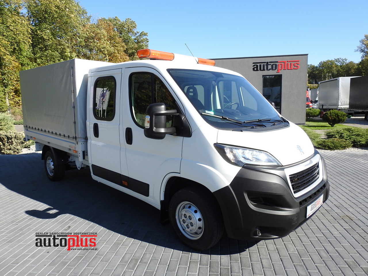 PEUGEOT BOXER STAKE BODY DOUBLE CABIN DOKA 7 SEATS AIR CONDITIONING 140HP - Utilitaire double cabine: photos 1 PEUGEOT BOXER STAKE BODY DOUBLE CABIN DOKA 7 SEATS AIR CONDITIONING 140HP - Utilitaire double cabine: photos 1
