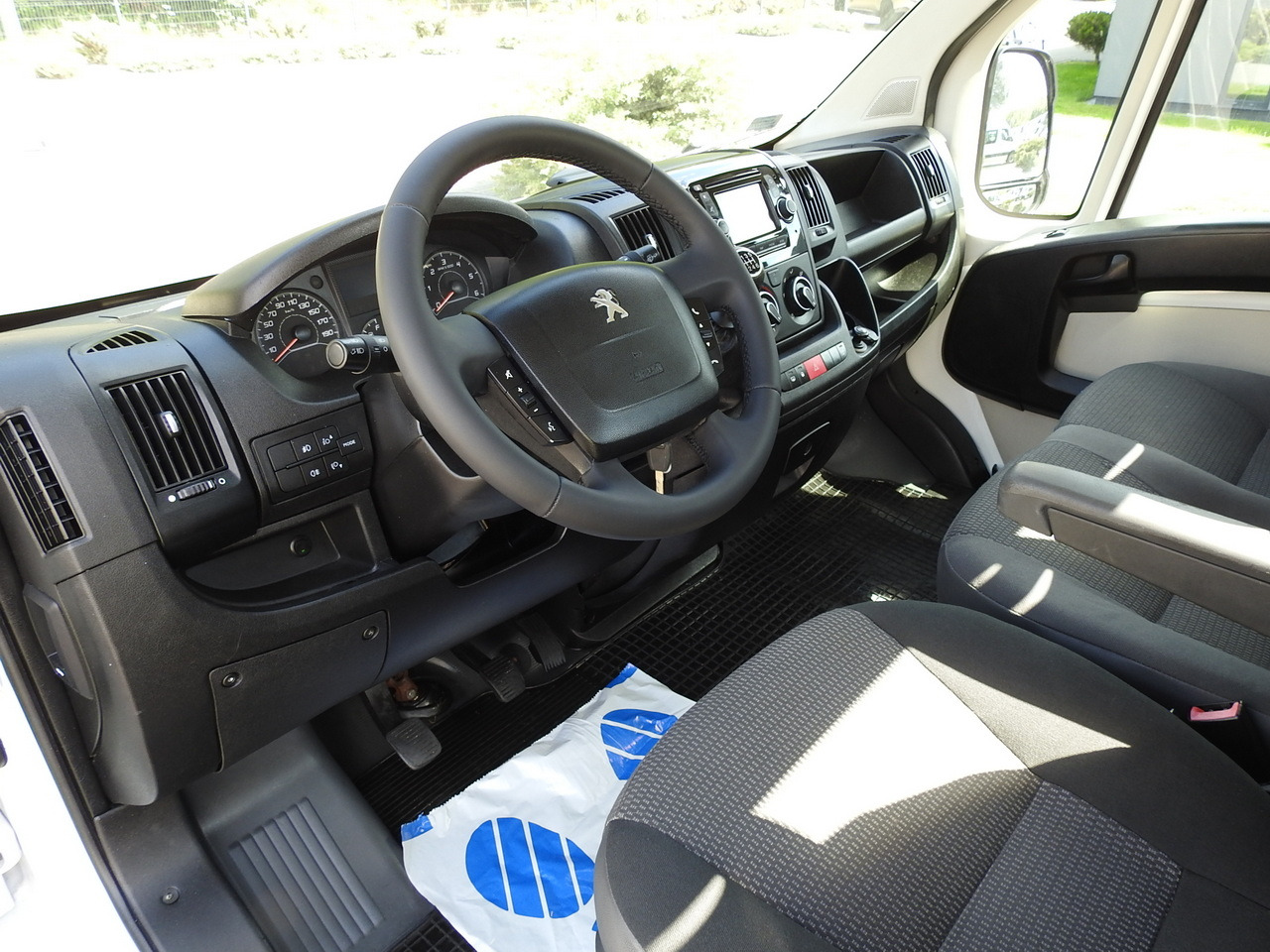 PEUGEOT BOXER THREE-WAY TIPPER AIR CONDITIONING 130HP - Utilitaire benne: photos 2 PEUGEOT BOXER THREE-WAY TIPPER AIR CONDITIONING 130HP - Utilitaire benne: photos 2