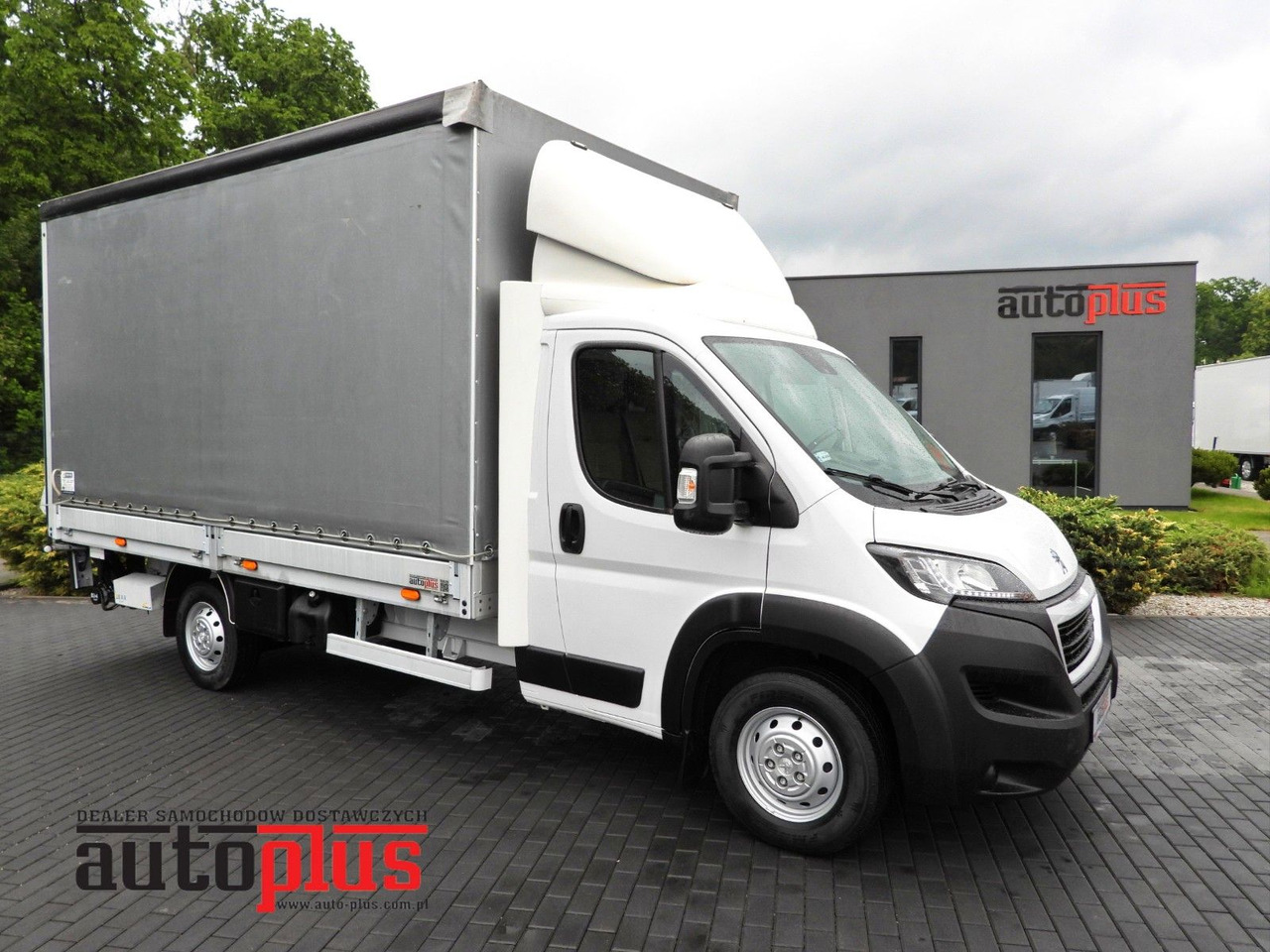 Peugeot BOXER PRITSCHE PLANE AUFZUG 8 PALETTEN TEMPOMAT - Utilitaire rideaux coulissants (PLSC): photos 1 Peugeot BOXER PRITSCHE PLANE AUFZUG 8 PALETTEN TEMPOMAT - Utilitaire rideaux coulissants (PLSC): photos 1