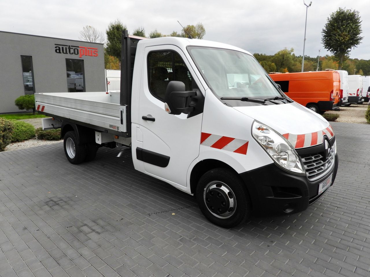 RENAULT MASTER STAKE BODY CRUISE CONTROL NAVIGATION TWIN WHEELS AIR CONDITIONING  130HP - Utilitaire plateau: photos 4 RENAULT MASTER STAKE BODY CRUISE CONTROL NAVIGATION TWIN WHEELS AIR CONDITIONING  130HP - Utilitaire plateau: photos 4