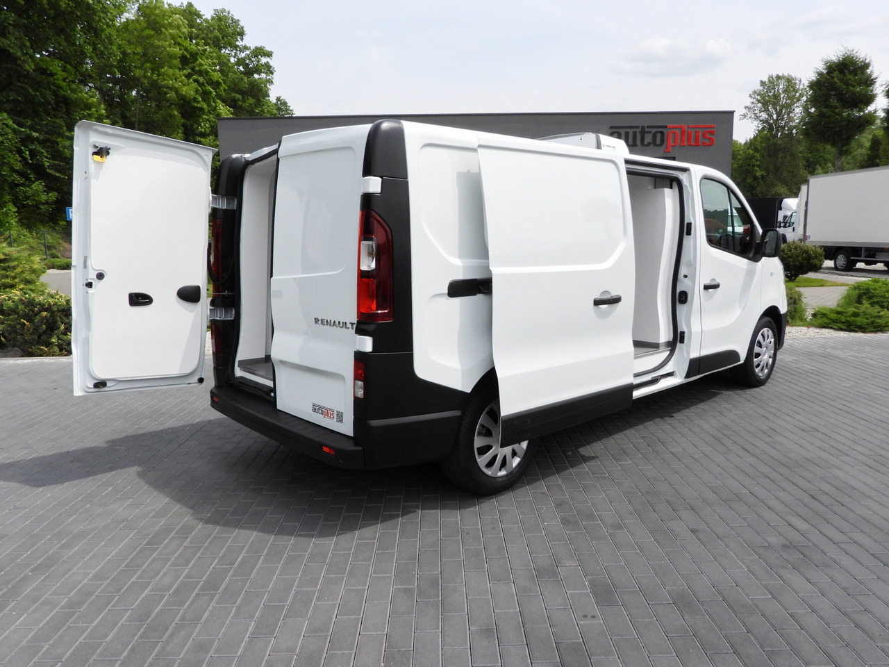 RENAULT TRAFIC  REFRIGERATOR VAN 0*C CRUISE CONTROL LED LIGHTS AIR CONDITIONING  120HP - Utilitaire frigorifique: photos 3 RENAULT TRAFIC  REFRIGERATOR VAN 0*C CRUISE CONTROL LED LIGHTS AIR CONDITIONING  120HP - Utilitaire frigorifique: photos 3