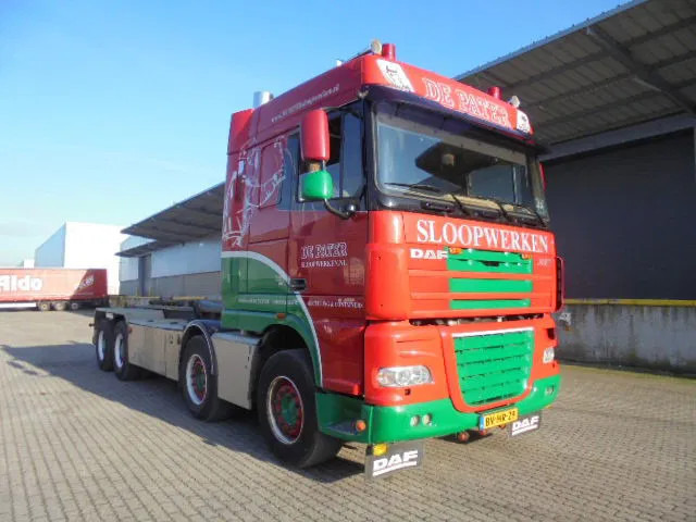 DAF XF 105 410 FAD 8X4 STEEL SUSPENSION - Camion ampliroll: photos 2 DAF XF 105 410 FAD 8X4 STEEL SUSPENSION - Camion ampliroll: photos 2
