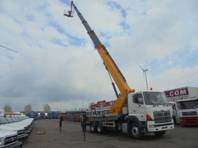 Hino 700 6X4 - Camion avec nacelle: photos 3 Hino 700 6X4 - Camion avec nacelle: photos 3