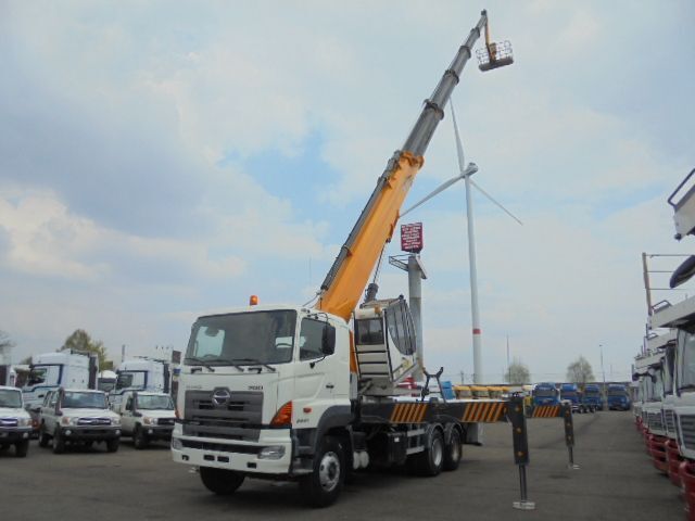 Hino 700 6X4 - Camion avec nacelle: photos 1 Hino 700 6X4 - Camion avec nacelle: photos 1