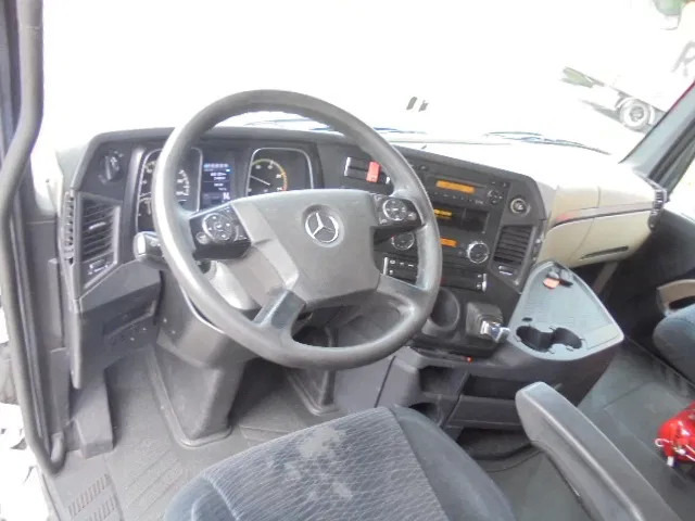 Photo d'intérieur 1: Tracteur routier Mercedes-Benz Actros 1845 LS ADR