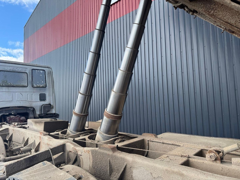 Camion benne Iveco Trakker 410E42, manual pump: photos 12