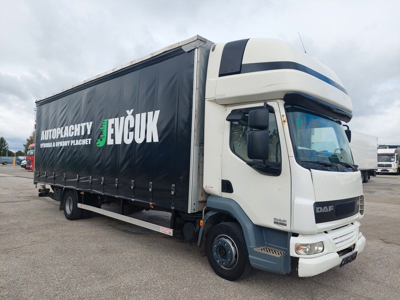 DAF FA LF 45.220 G12 4x2 - Camion à rideaux coulissants: photos 2 DAF FA LF 45.220 G12 4x2 - Camion à rideaux coulissants: photos 2