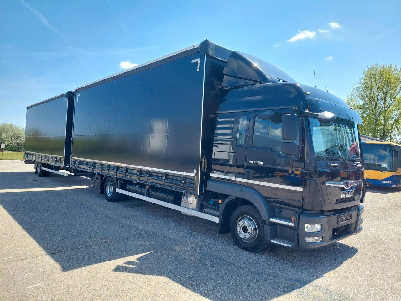 MAN TGL 12.250 BL 4x2 + Anhänger KONAR 38 Paletten - Camion à rideaux coulissants: photos 2 MAN TGL 12.250 BL 4x2 + Anhänger KONAR 38 Paletten - Camion à rideaux coulissants: photos 2