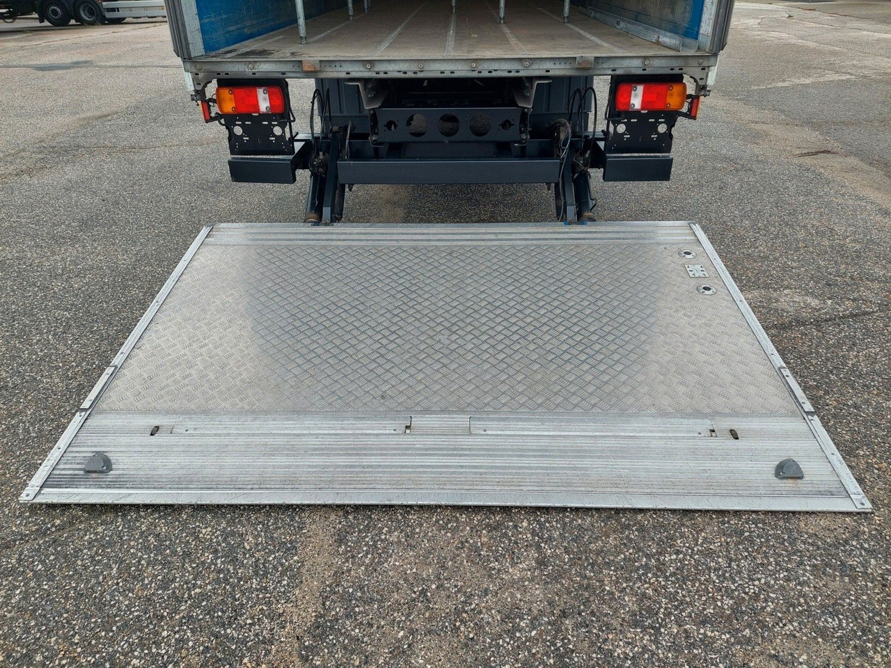 Camion à rideaux coulissants MAN TGL 12.250 BL 4x2: photos 6