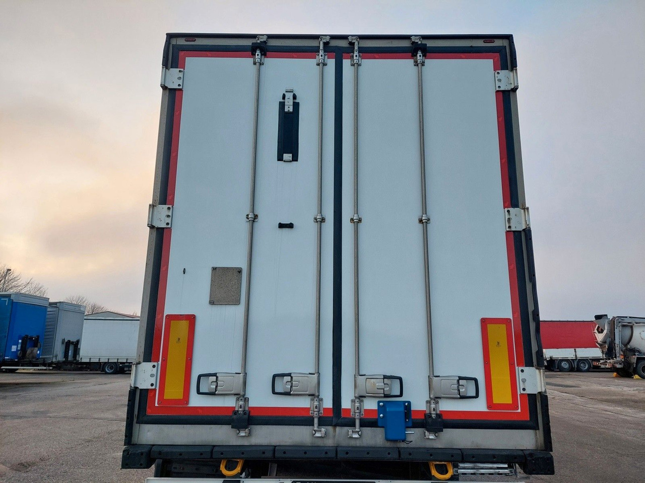 Schmitz Cargobull SKO24 ThermoKing SLXi 300 - Semi-remorque frigorifique: photos 5 Schmitz Cargobull SKO24 ThermoKing SLXi 300 - Semi-remorque frigorifique: photos 5