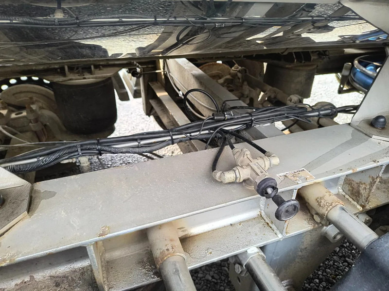 Semi-remorque citerne pour transport de lait ETA 29000L INSULATED INOX TANK - 1 COMP - PUMP: photos 17 Semi-remorque citerne pour transport de lait ETA 29000L INSULATED INOX TANK - 1 COMP - PUMP: photos 17