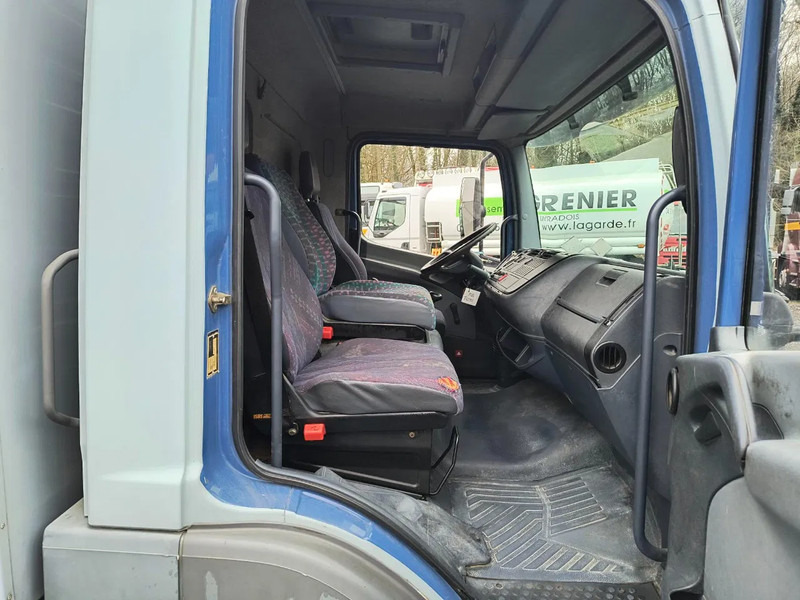 Photo d'intérieur 3: Camion porte-voitures Mercedes-Benz Atego 815 GARDEN - MATERIAL BOX - RAMPS Photo d'intérieur 3: Camion porte-voitures Mercedes-Benz Atego 815 GARDEN - MATERIAL BOX - RAMPS
