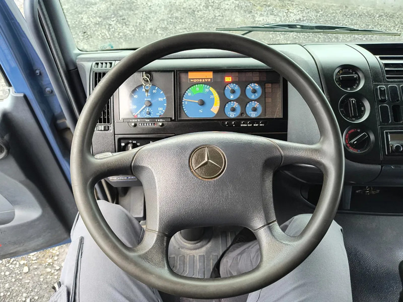 Photo d'intérieur 2: Camion porte-voitures Mercedes-Benz Atego 815 GARDEN - MATERIAL BOX - RAMPS Photo d'intérieur 2: Camion porte-voitures Mercedes-Benz Atego 815 GARDEN - MATERIAL BOX - RAMPS