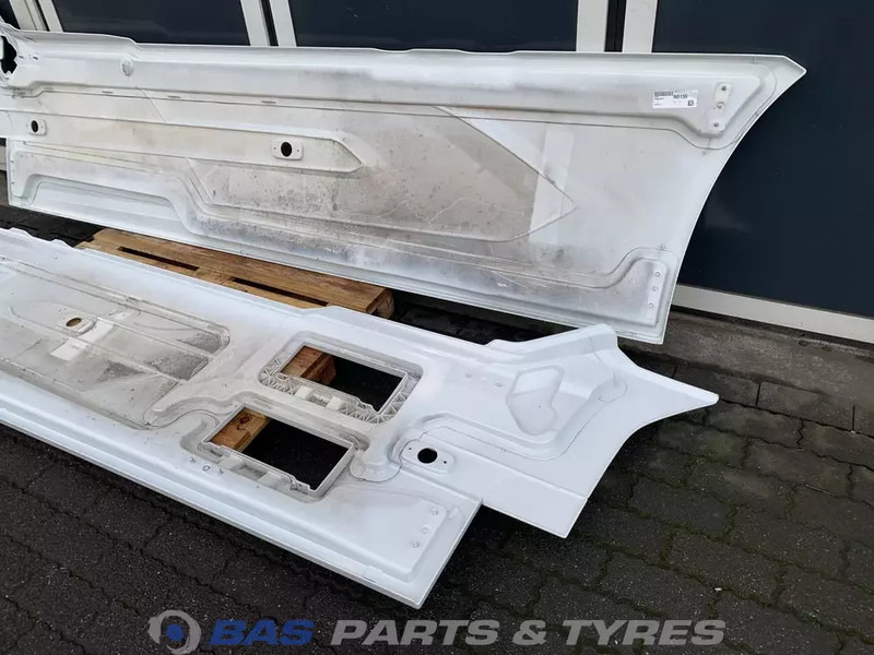 DAF XG Sideskirt Set DAF 2292740 - Carrosserie et extérieur pour Camion: photos 5 DAF XG Sideskirt Set DAF 2292740 - Carrosserie et extérieur pour Camion: photos 5