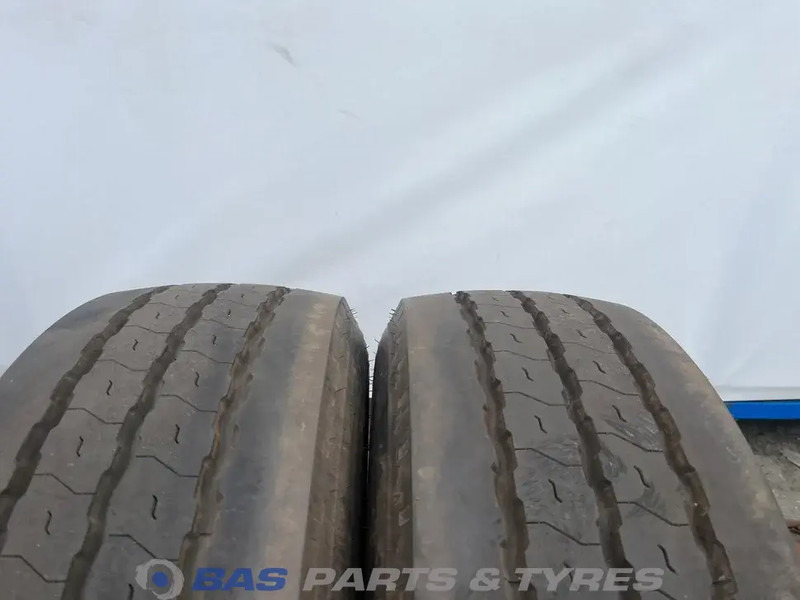 Goodyear Goodyear 245/70R17.5 143/146 J M+S 3PMSF gebruikte set - Pneu pour Camion: photos 2 Goodyear Goodyear 245/70R17.5 143/146 J M+S 3PMSF gebruikte set - Pneu pour Camion: photos 2