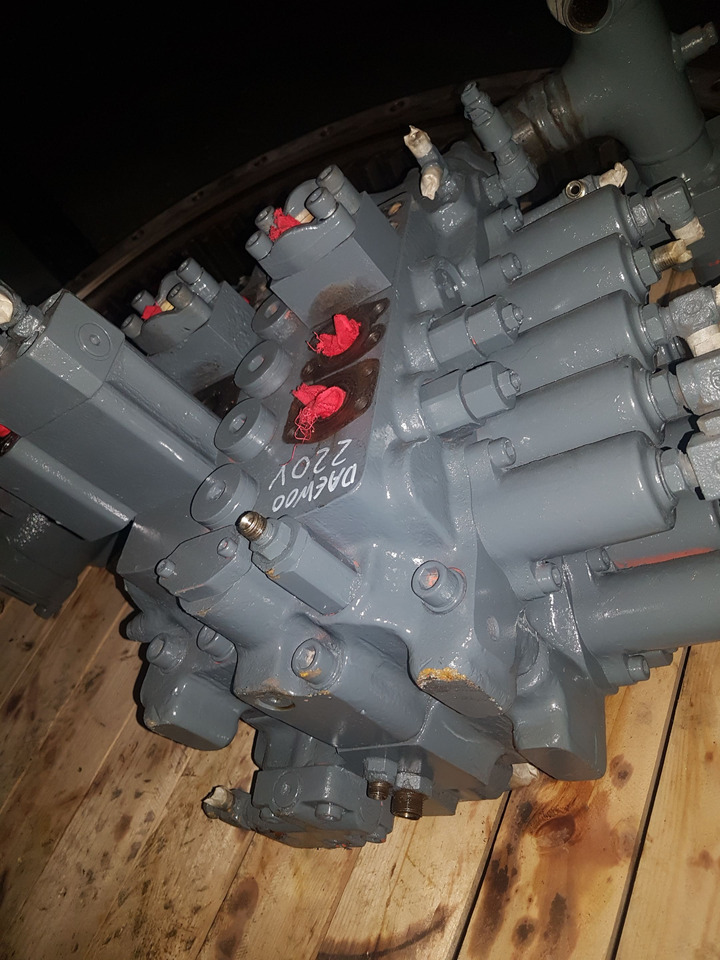 DAEWOO DX28-71 - Valve hydraulique pour Engins de chantier: photos 2 DAEWOO DX28-71 - Valve hydraulique pour Engins de chantier: photos 2
