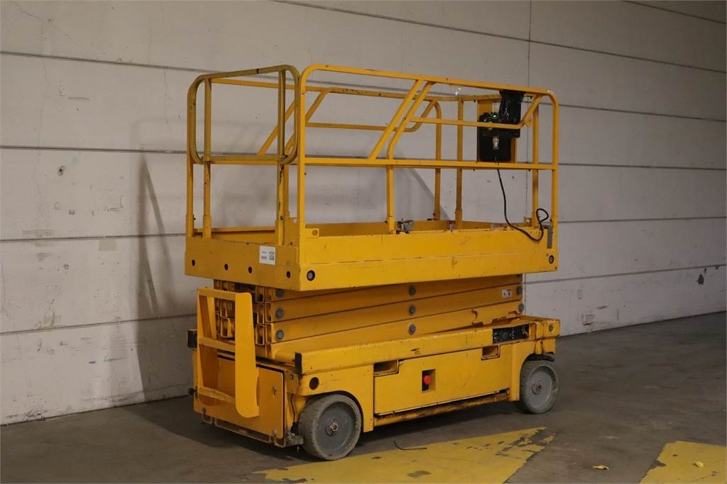 Haulotte Compact 10 - Nacelle ciseaux: photos 3 Haulotte Compact 10 - Nacelle ciseaux: photos 3