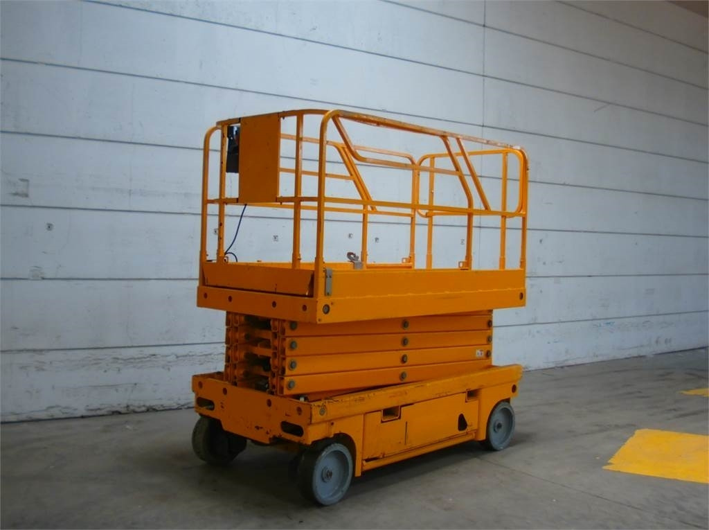 Haulotte Compact 12 - Nacelle ciseaux: photos 4 Haulotte Compact 12 - Nacelle ciseaux: photos 4