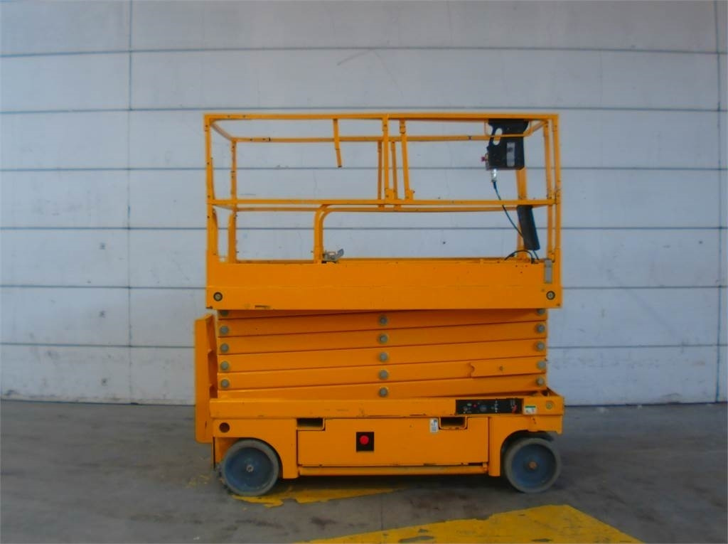 Haulotte Compact 14 - Nacelle ciseaux: photos 1 Haulotte Compact 14 - Nacelle ciseaux: photos 1