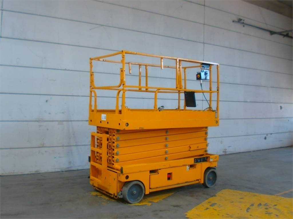 Haulotte Compact 14 - Nacelle ciseaux: photos 2 Haulotte Compact 14 - Nacelle ciseaux: photos 2