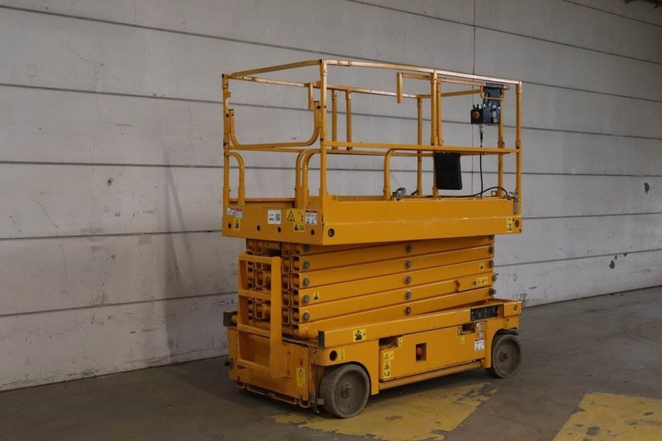 Haulotte Compact 14 - Nacelle ciseaux: photos 3 Haulotte Compact 14 - Nacelle ciseaux: photos 3