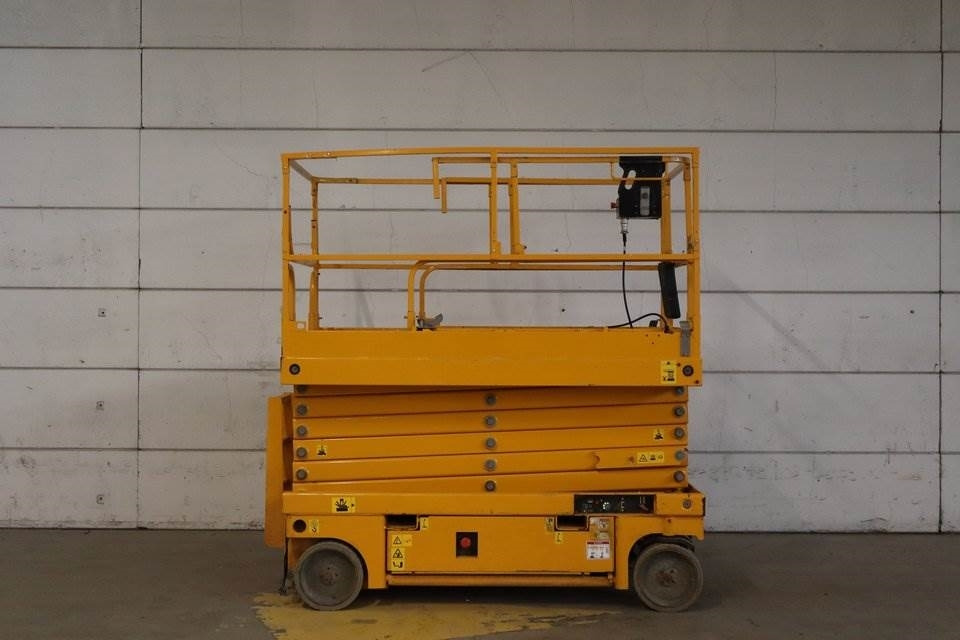 Haulotte Compact 14 - Nacelle ciseaux: photos 1 Haulotte Compact 14 - Nacelle ciseaux: photos 1