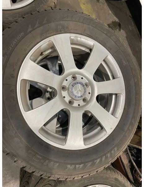 Bridgestone *Mercedes velgen 17 inch met Bridgestone banden*235/60 R17 - Pneus et jantes pour Voiture: photos 2 Bridgestone *Mercedes velgen 17 inch met Bridgestone banden*235/60 R17 - Pneus et jantes pour Voiture: photos 2