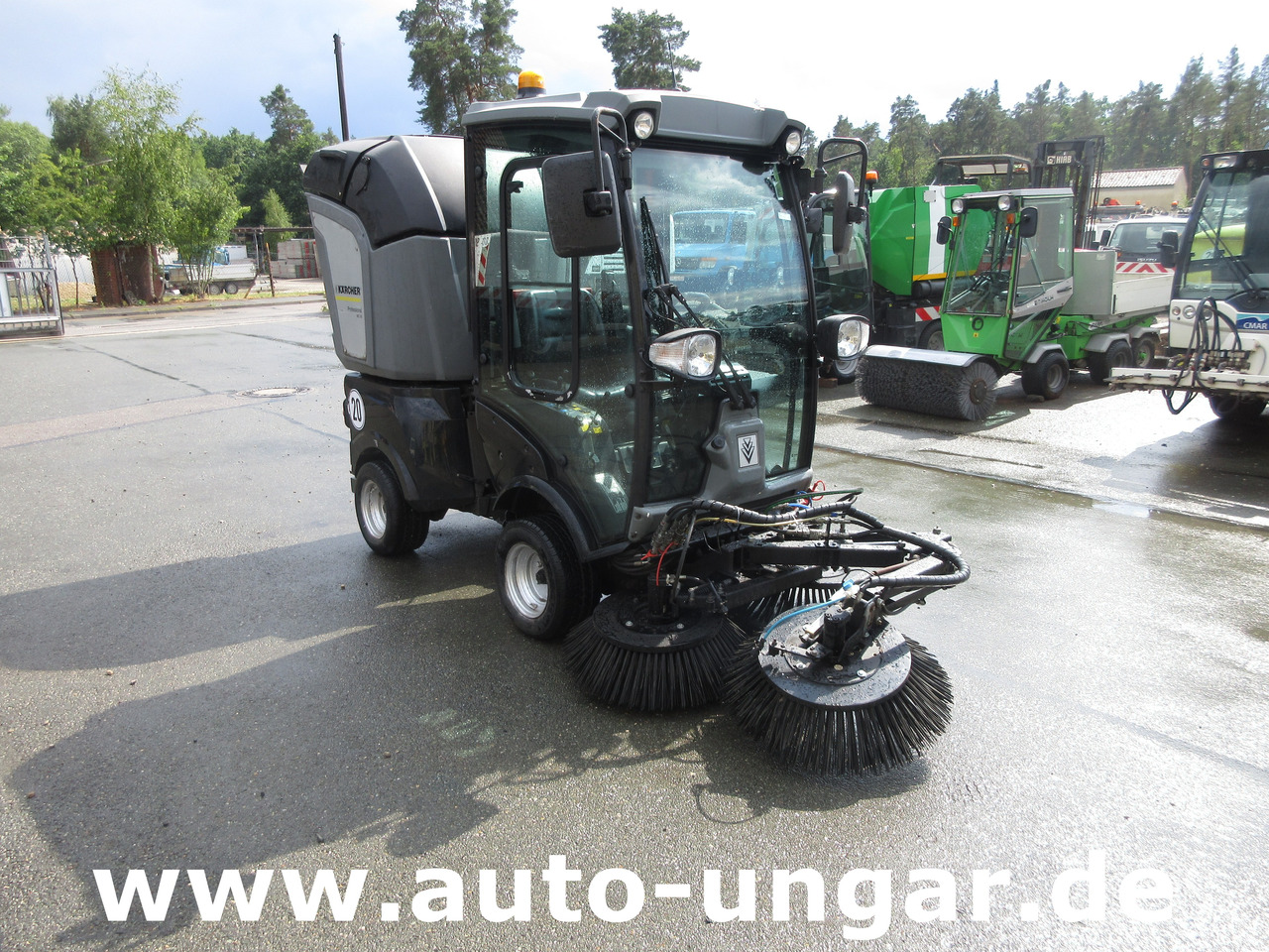 KÄRCHER MC 50 Advanced MIC 50 Professional Kleinkehrmaschine 4x4 Geräteträger - Balayeuse de voirie: photos 1 KÄRCHER MC 50 Advanced MIC 50 Professional Kleinkehrmaschine 4x4 Geräteträger - Balayeuse de voirie: photos 1