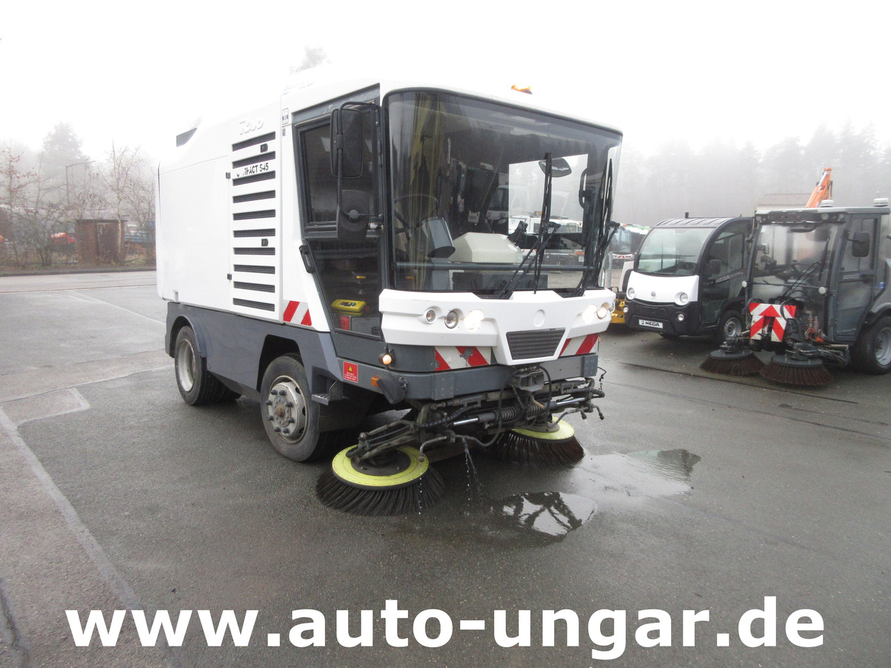 RAVO 545 Compact Kehrmaschine 5m³ Kommunalfahrzeug Baujahr 2010 streetsweeper - Véhicule de voirie/ Spécial: photos 1 RAVO 545 Compact Kehrmaschine 5m³ Kommunalfahrzeug Baujahr 2010 streetsweeper - Véhicule de voirie/ Spécial: photos 1
