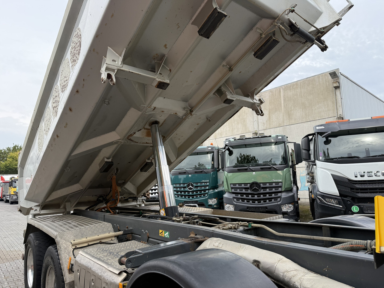 Mercedes-Benz Arocs 3245 K 8X4 - Camion benne: photos 2 Mercedes-Benz Arocs 3245 K 8X4 - Camion benne: photos 2